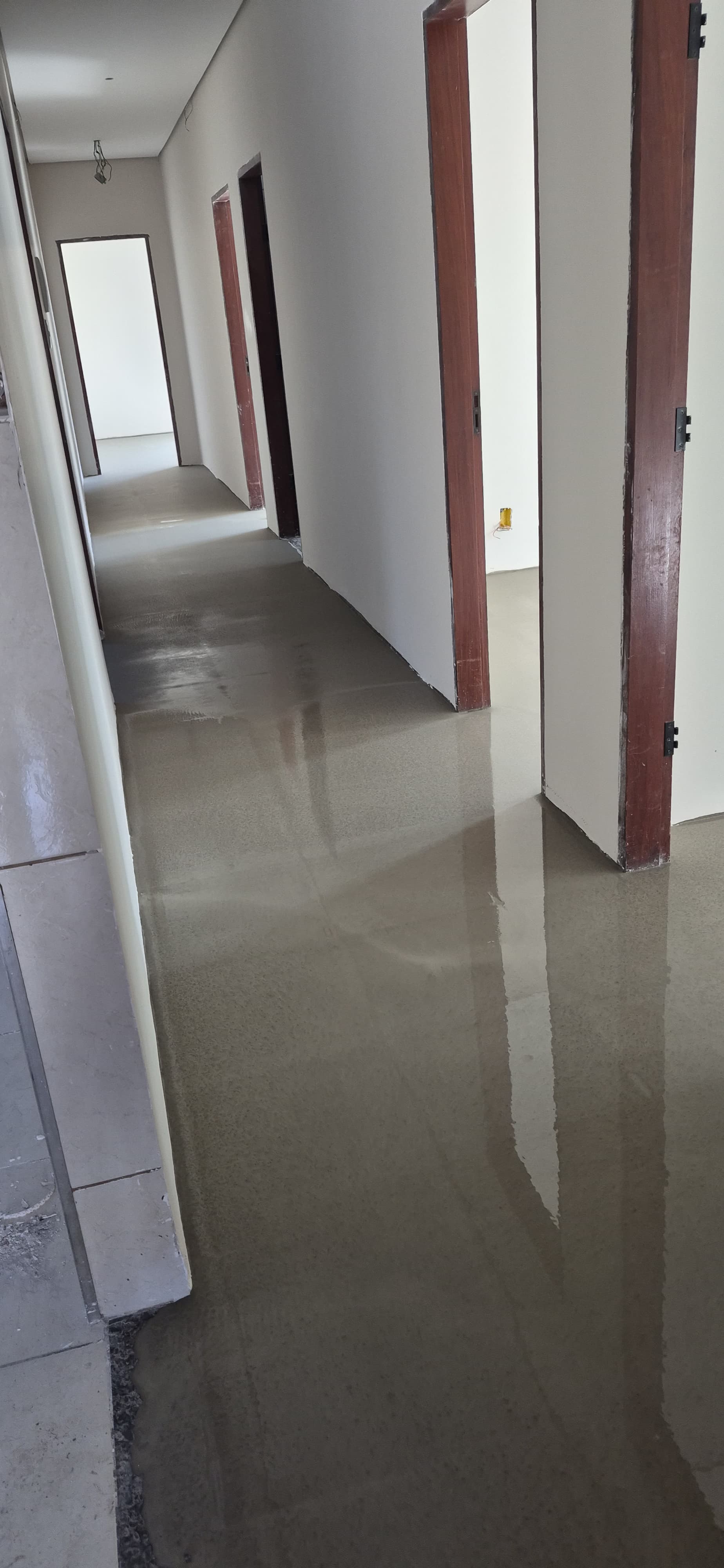 Mesmo corredor com piso vinílico novo já instalado