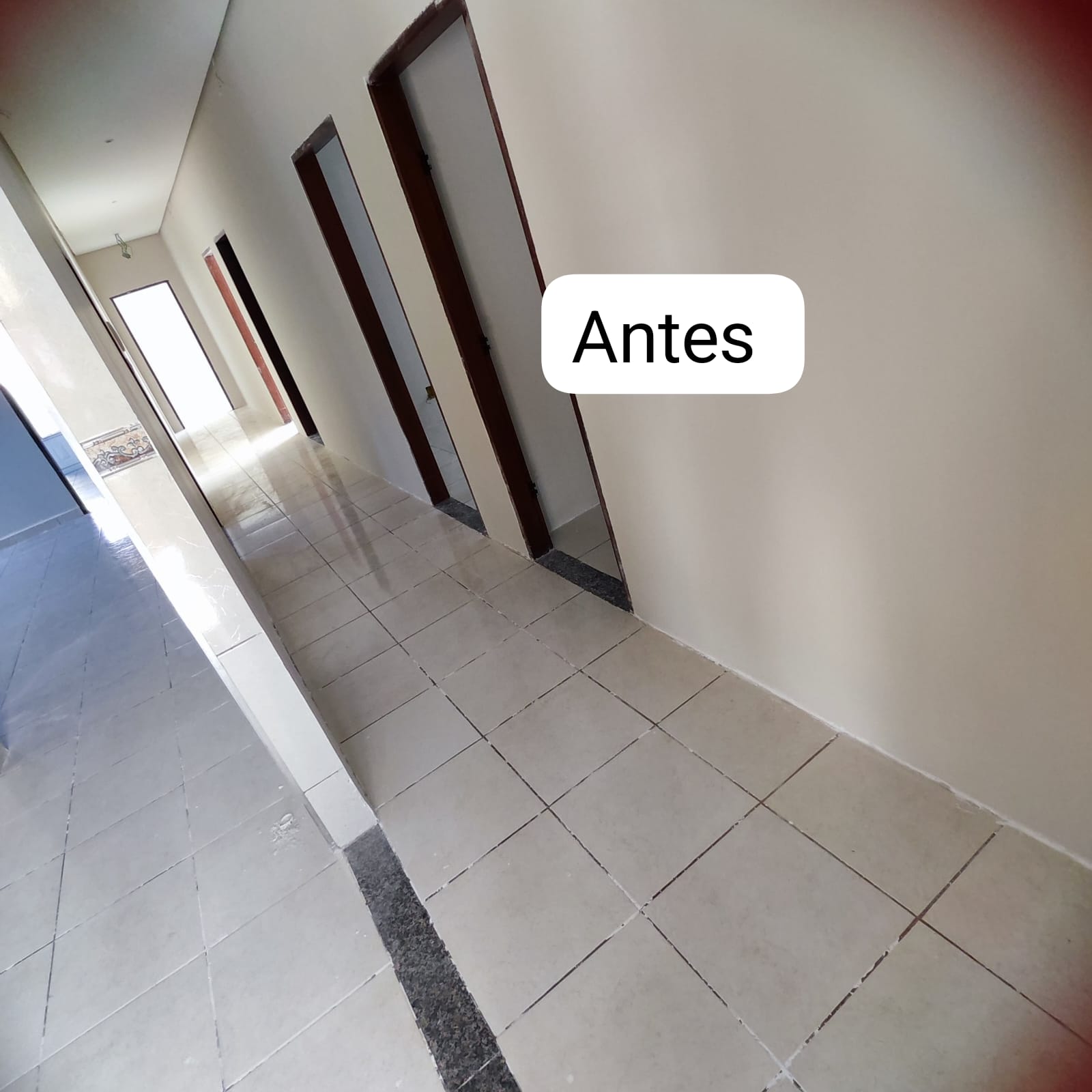 Corredor durante a preparação do contrapiso, com nivelamento autonivelante aplicado