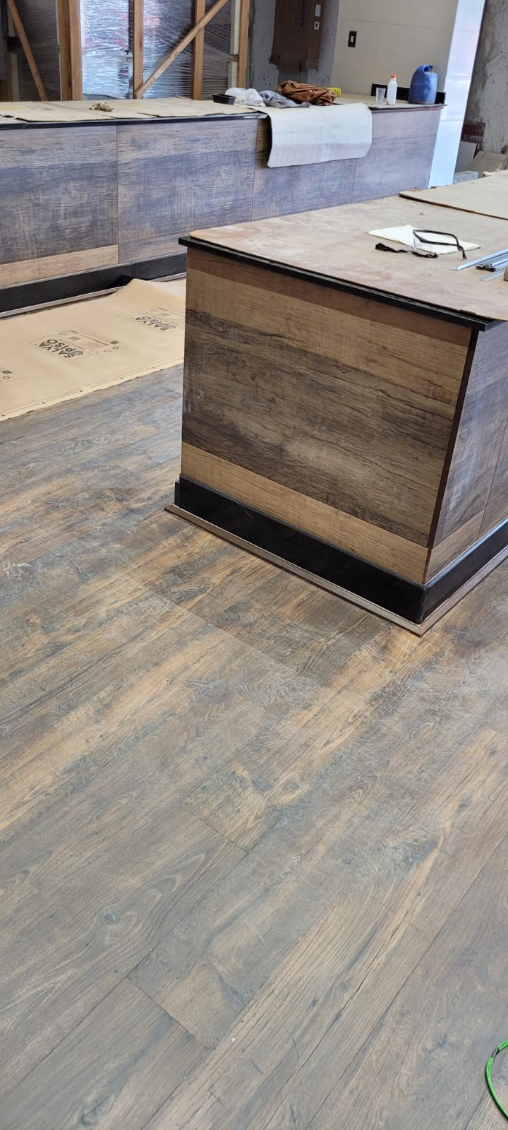 Piso vinílico em quarto com guarda-roupa planejado