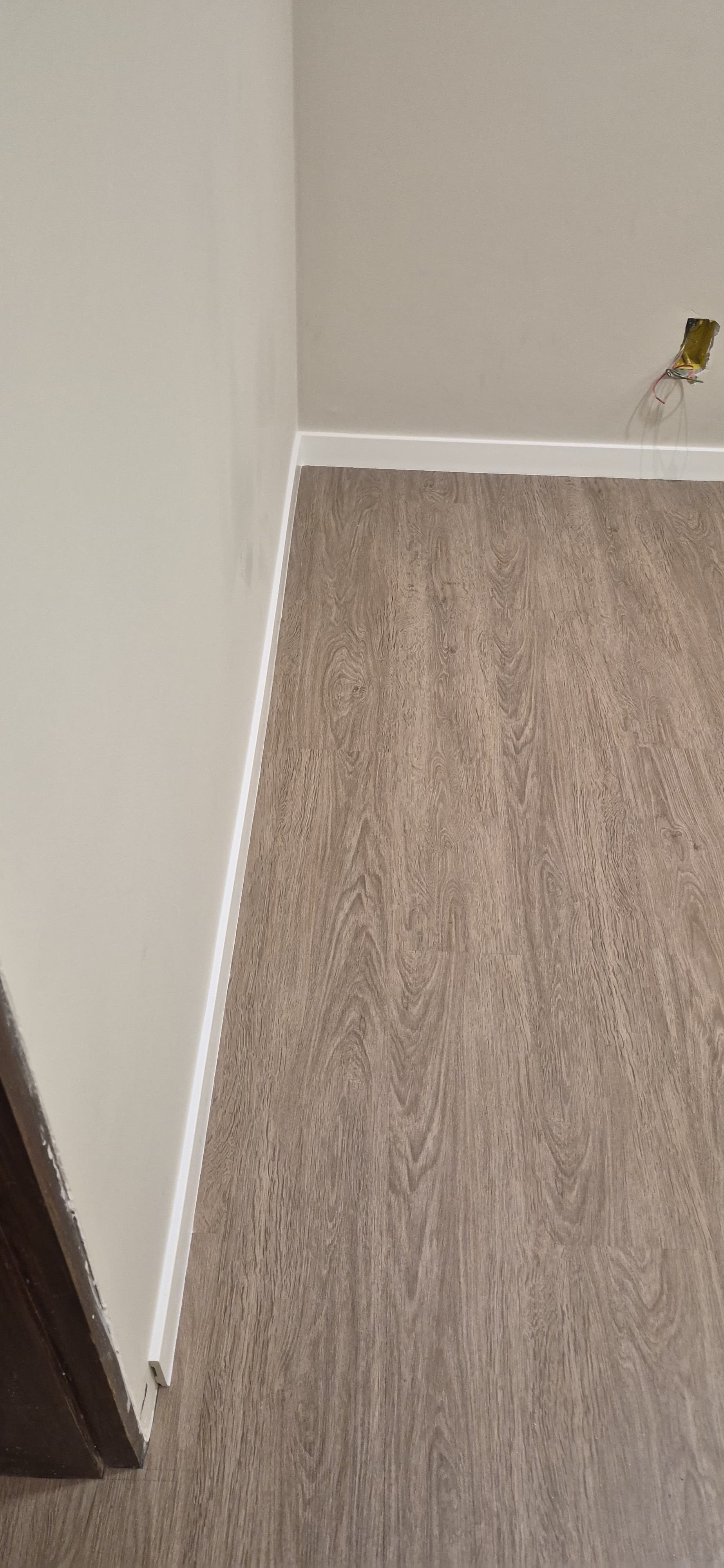 Piso vinílico em quarto com janela para área externa