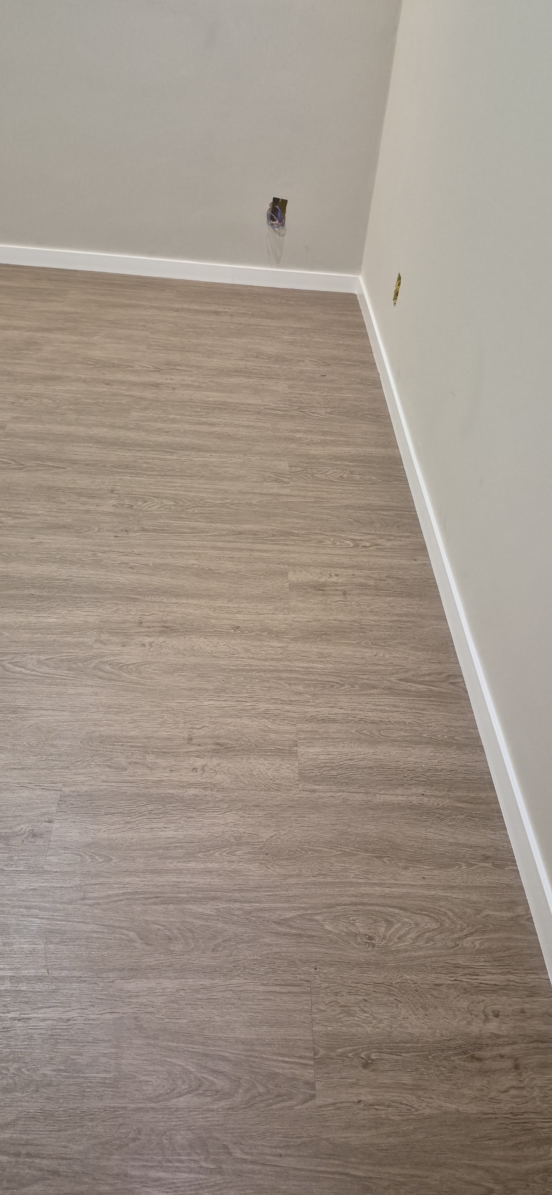 Piso vinílico recém-instalado em cômodo vazio