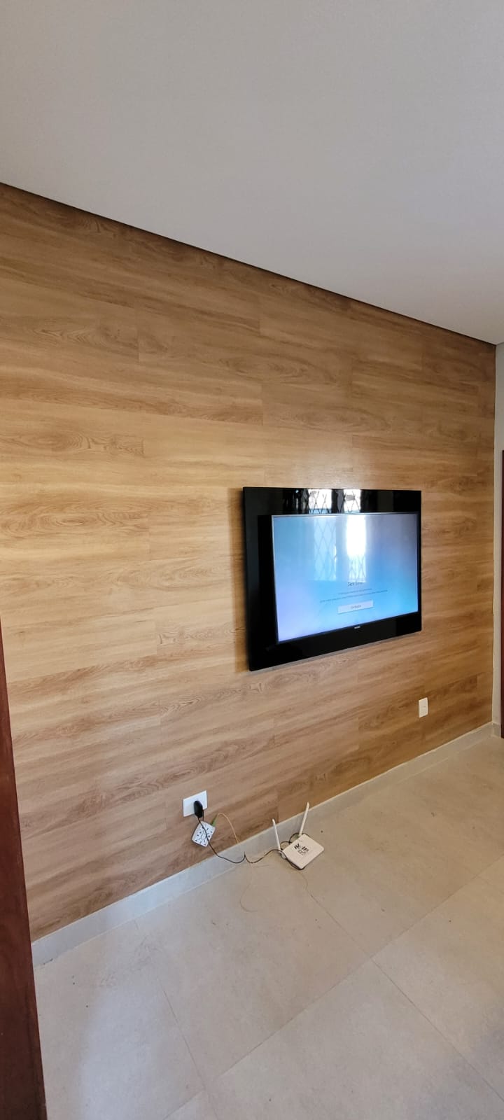 Ripado de madeira em painel de TV