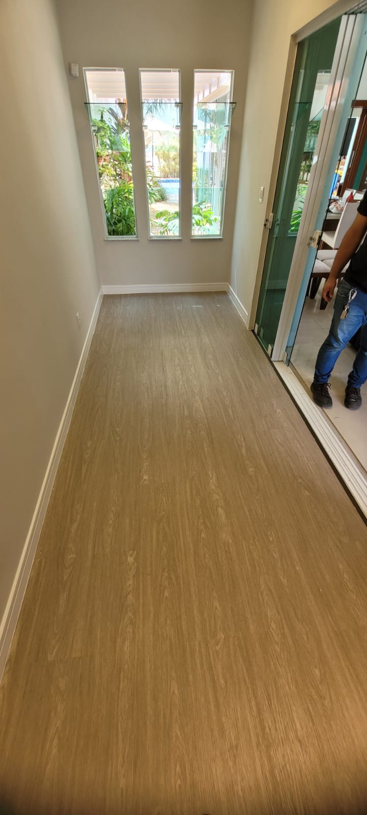 Ripado de madeira em sala com iluminação embutida
